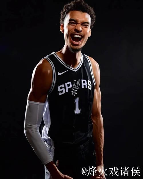 文班亚马跃过障碍直奔目标