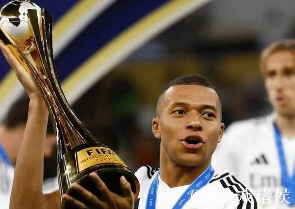 姆巴佩晒照手握MVP奖杯与比赛球：团队力量